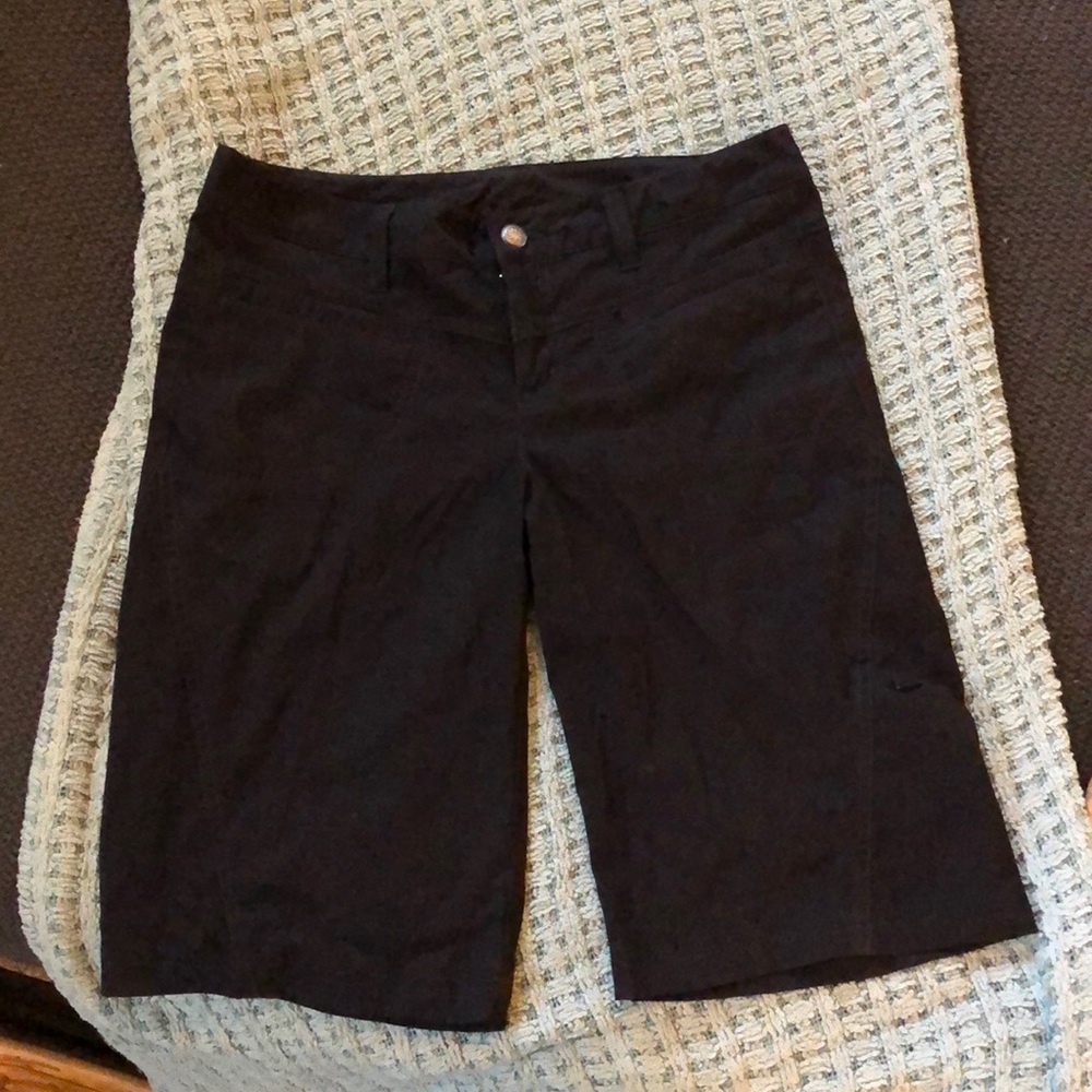 Black Athleta shorts woman’s size 6